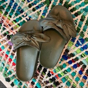 💥LAST CHANCE💥 BEBE slides with satin / bow